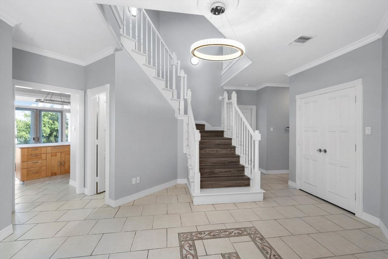 308 Westlane Circle - Photo 3 of 15