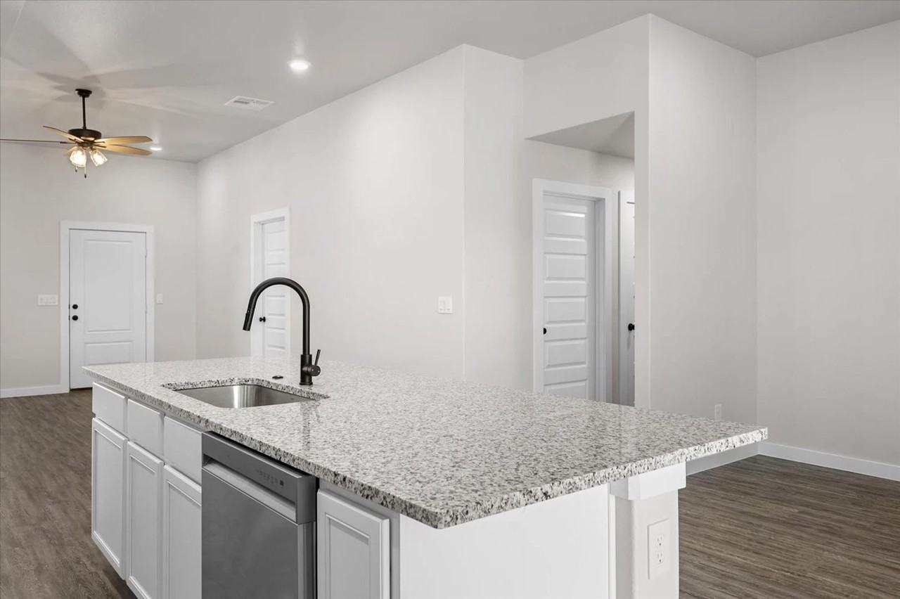 2028 Kenwood Ave - Photo 2 of 13