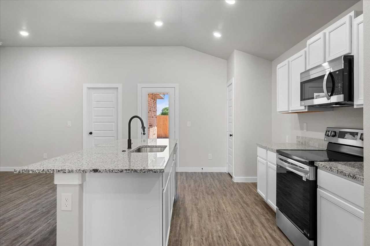 2028 Kenwood Ave - Photo 3 of 13