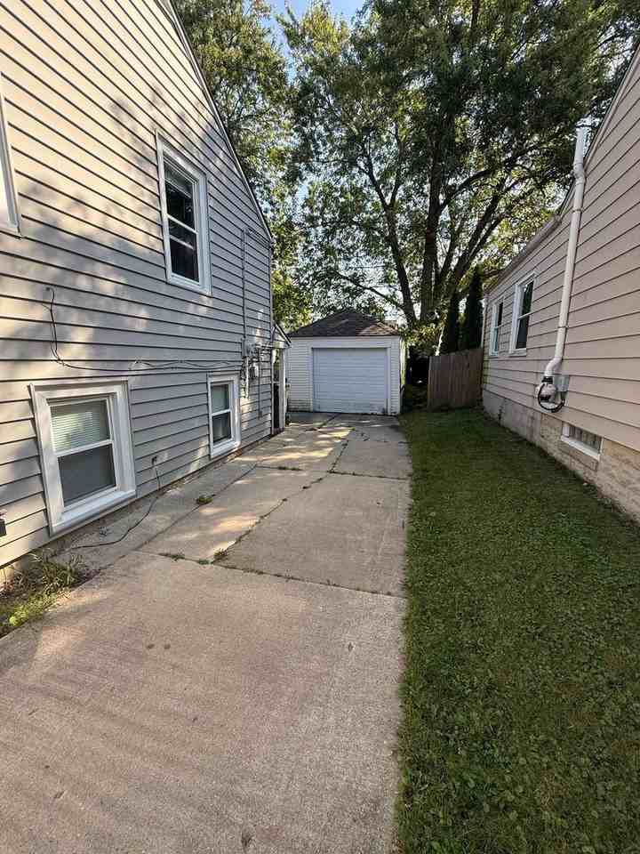 4640 N Woodruff Ave - Photo 2 of 14