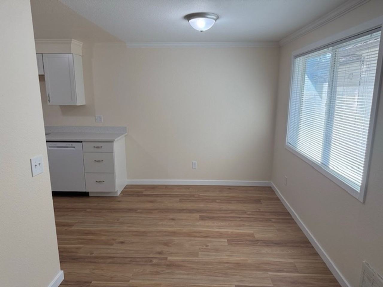 3325 Rockefeller Ave - Photo 4 of 14