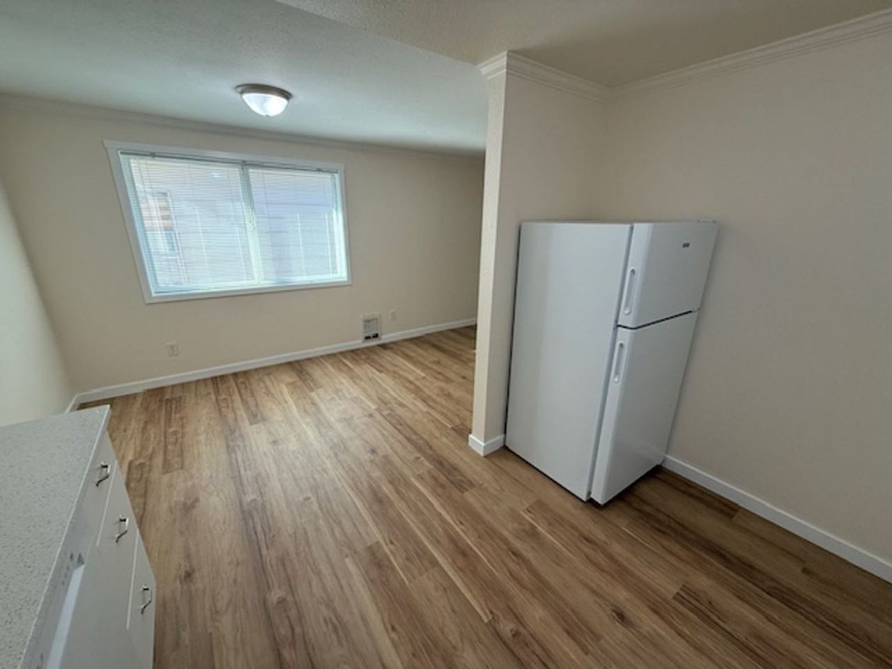 3325 Rockefeller Ave - Photo 5 of 14