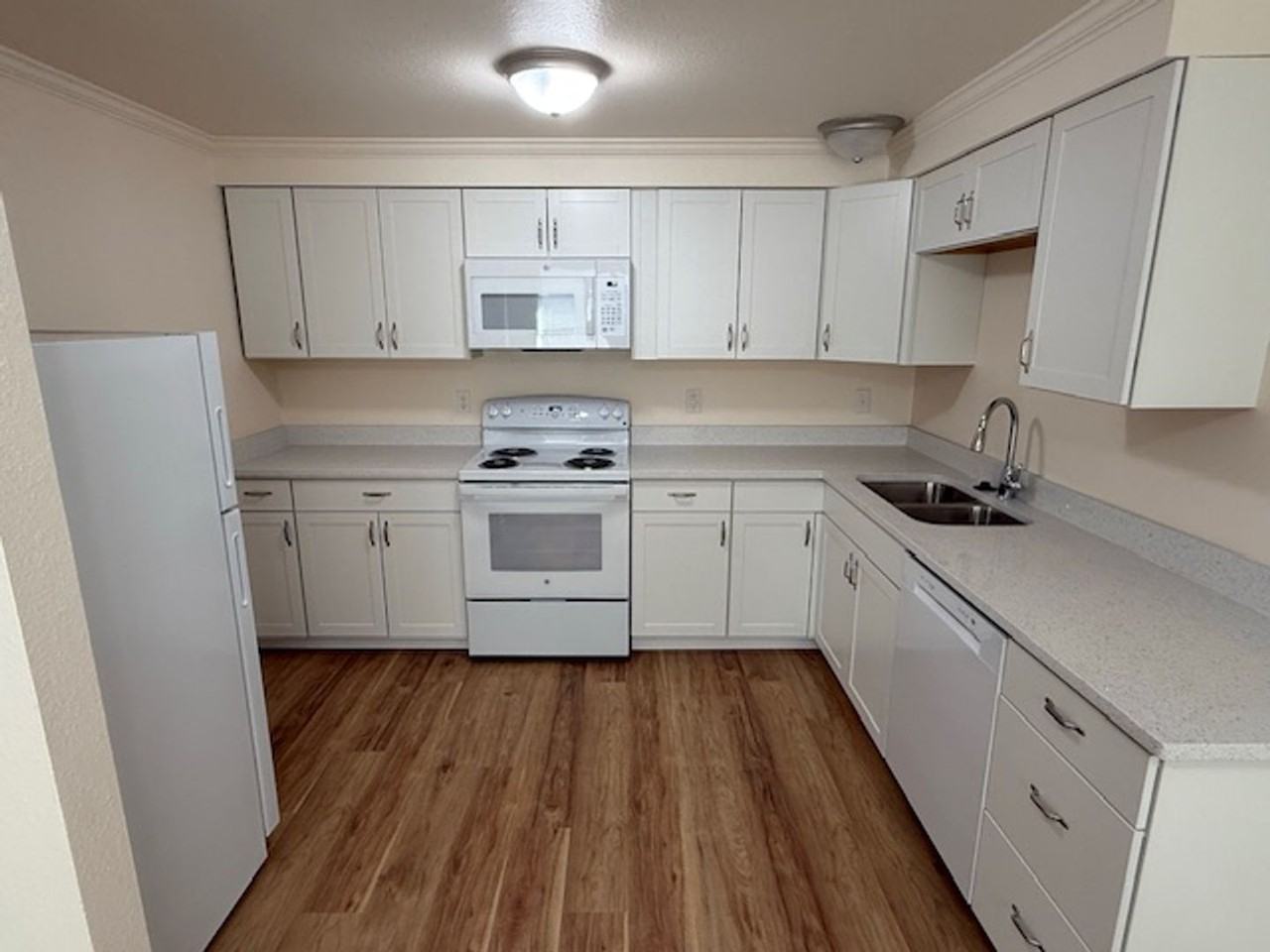 3325 Rockefeller Ave - Photo 6 of 14