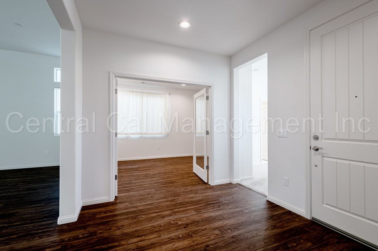 13703 Pixton Ave - Photo 3 of 42