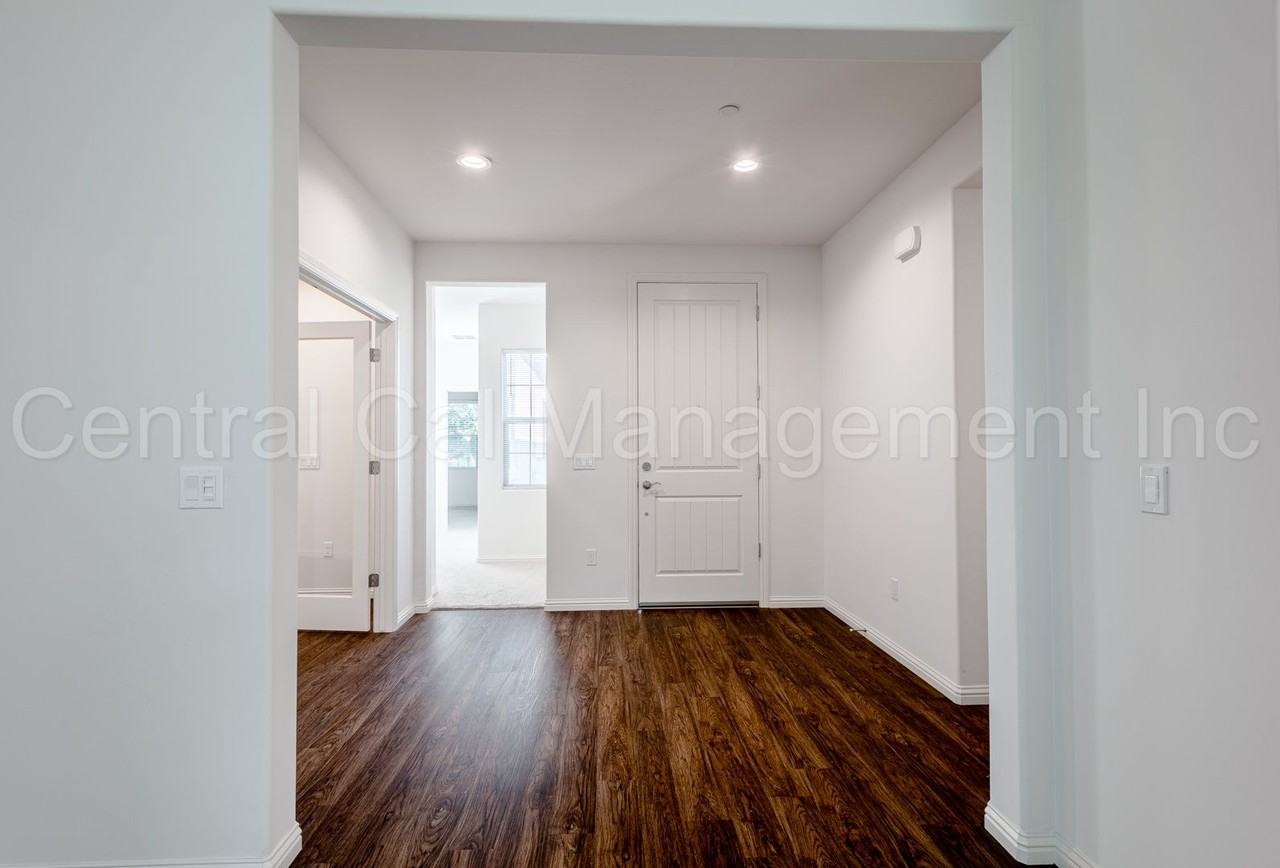 13703 Pixton Ave - Photo 4 of 42