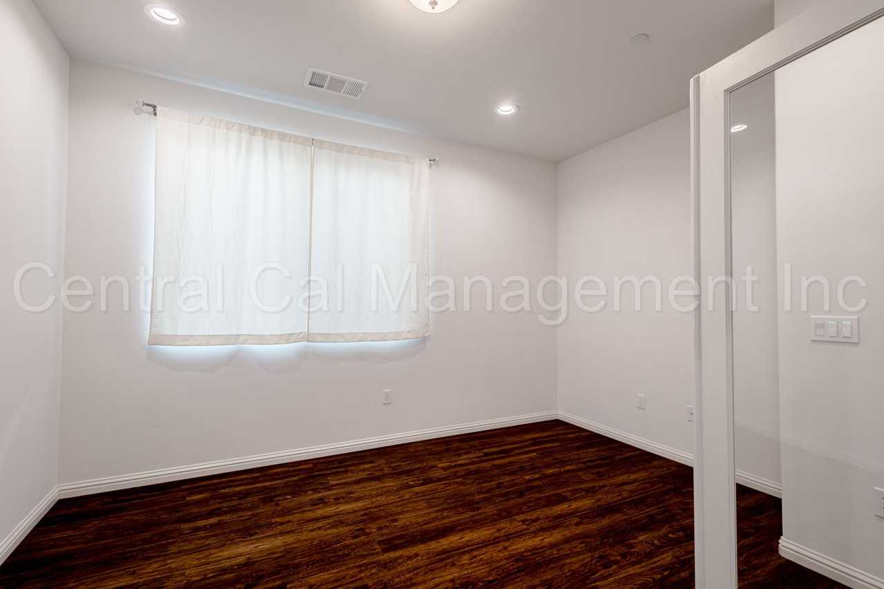 13703 Pixton Ave - Photo 5 of 42