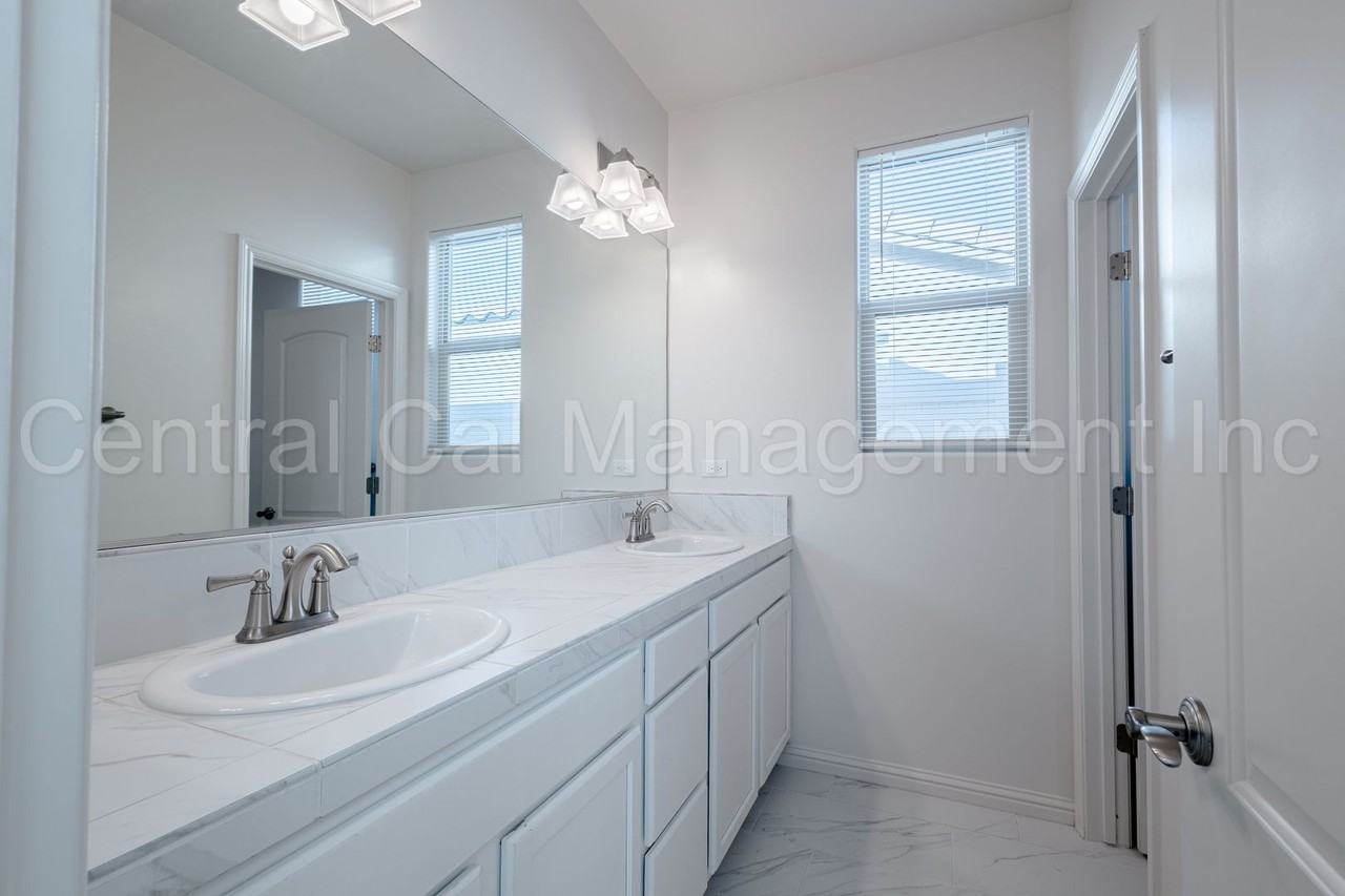 13703 Pixton Ave - Photo 7 of 42