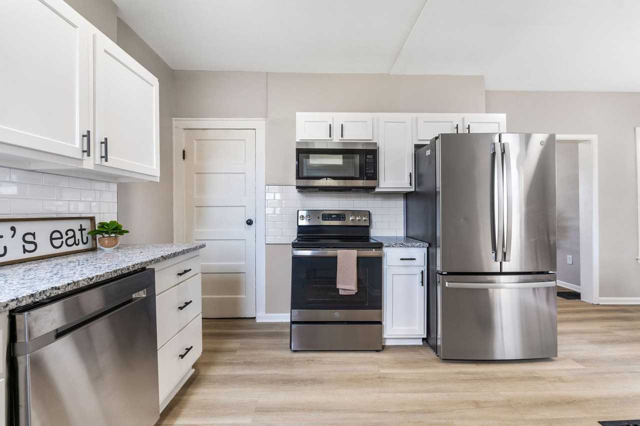 477 Hanford St - Photo 3 of 45