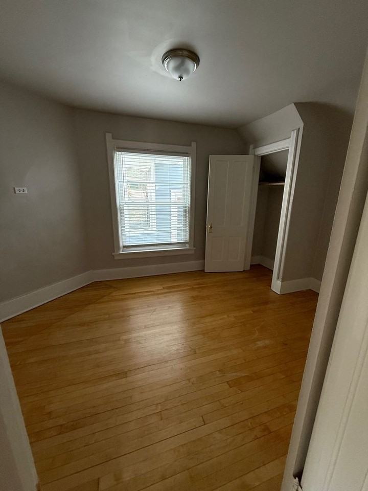 1522 N Cass St - Photo 4 of 12