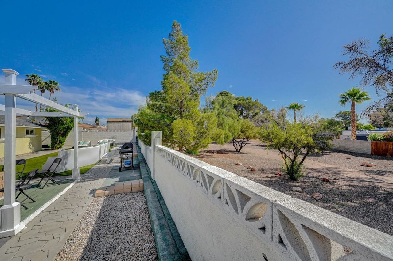 5248 Rambling Rd - Photo 2 of 29