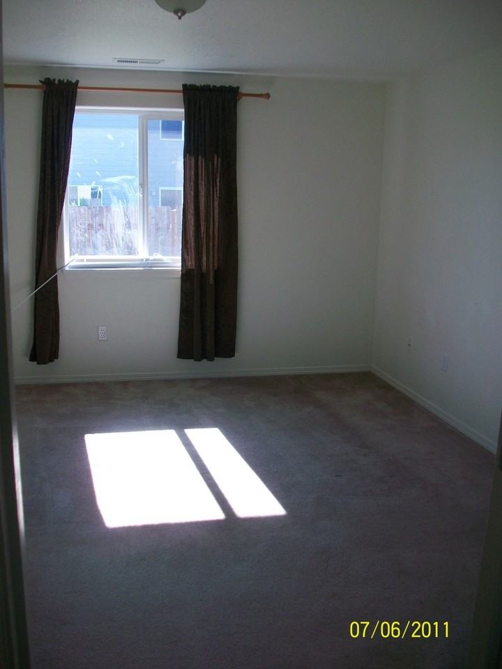 3557 Ne Hembree St - Photo 4 of 9