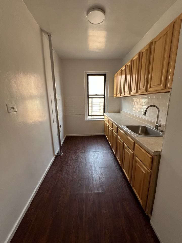 2874 Bainbridge Avenue - Photo 3 of 9