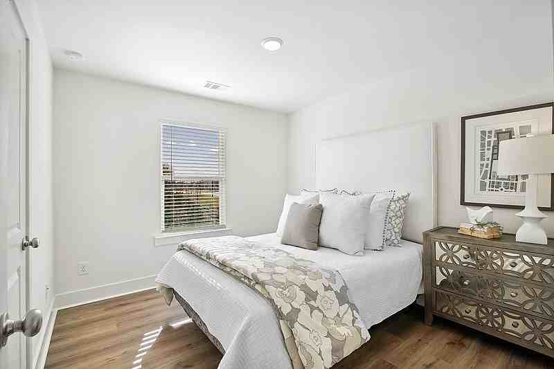 Vaughn - Photo 5 of 28