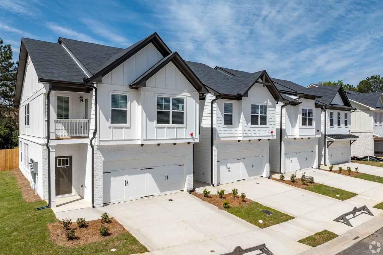 Vaughn - Photo 6 of 28