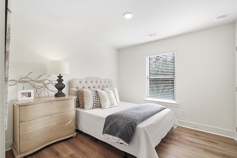 Vaughn - Photo 7 of 28