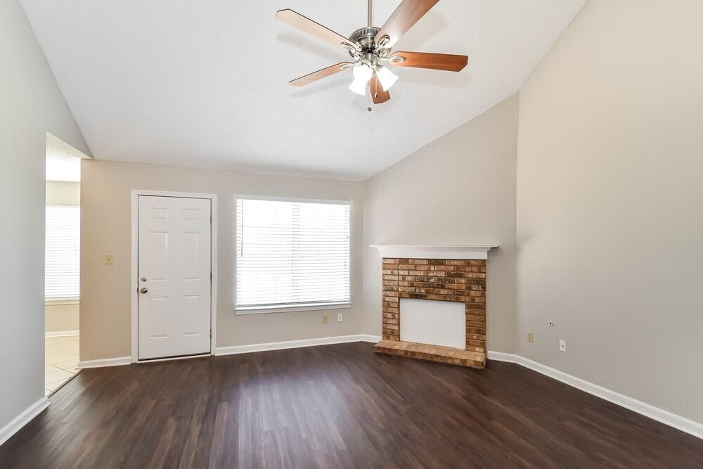 7082 Hampton Dr - Photo 4 of 16