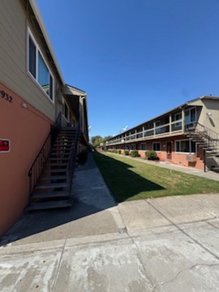 Alpine Apartments - Photo 3 of 3