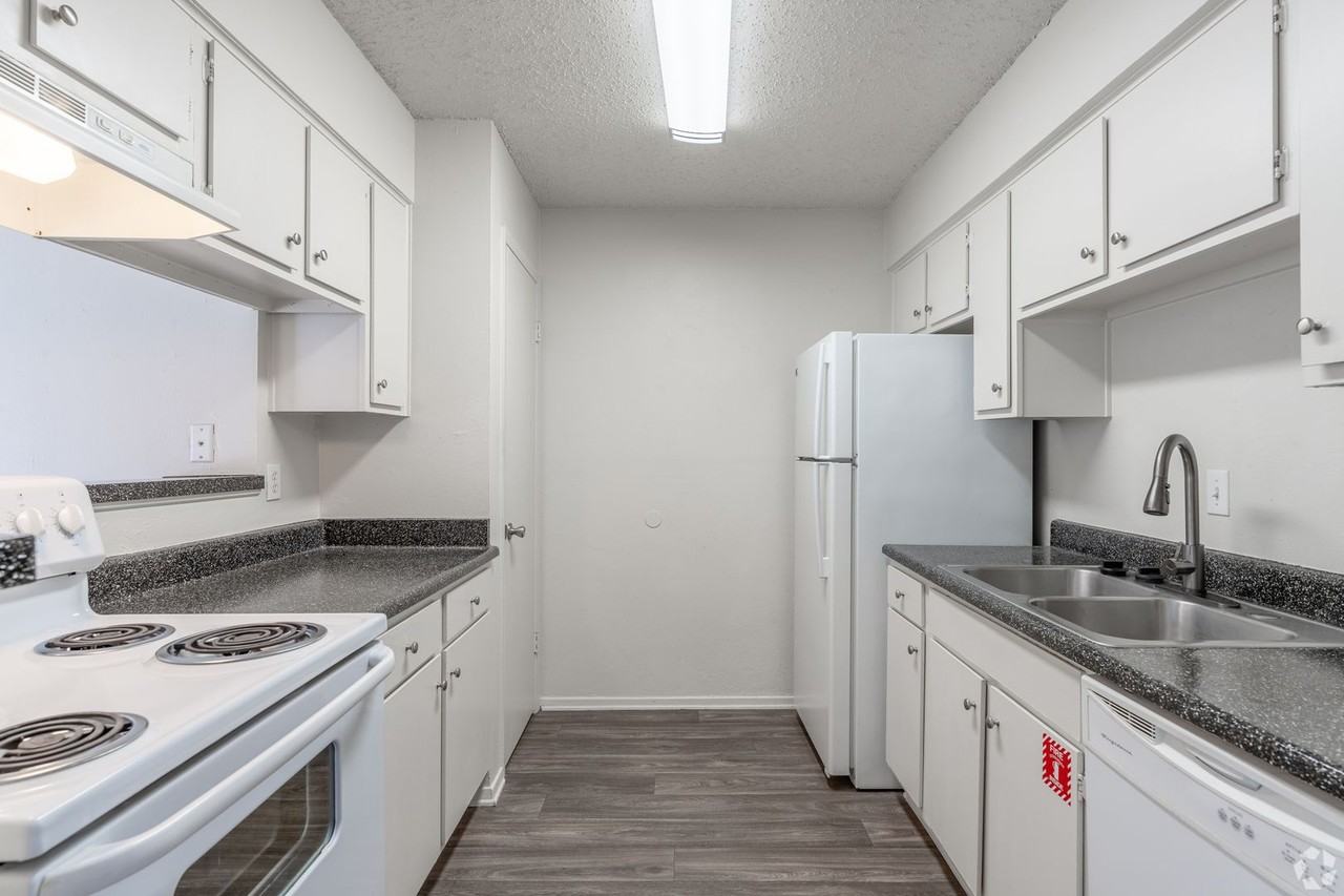 Brookhollow Tyler Apartments - Photo 7 of 11