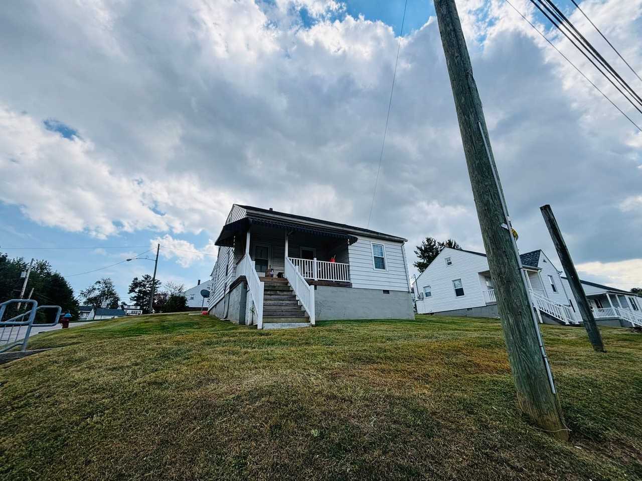 400 Radford St - Photo 3 of 4