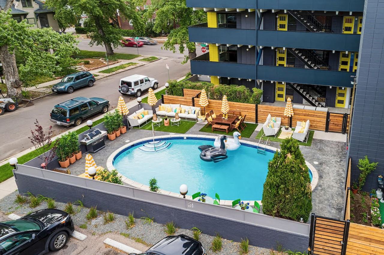 Black Swan - Photo 2 of 39