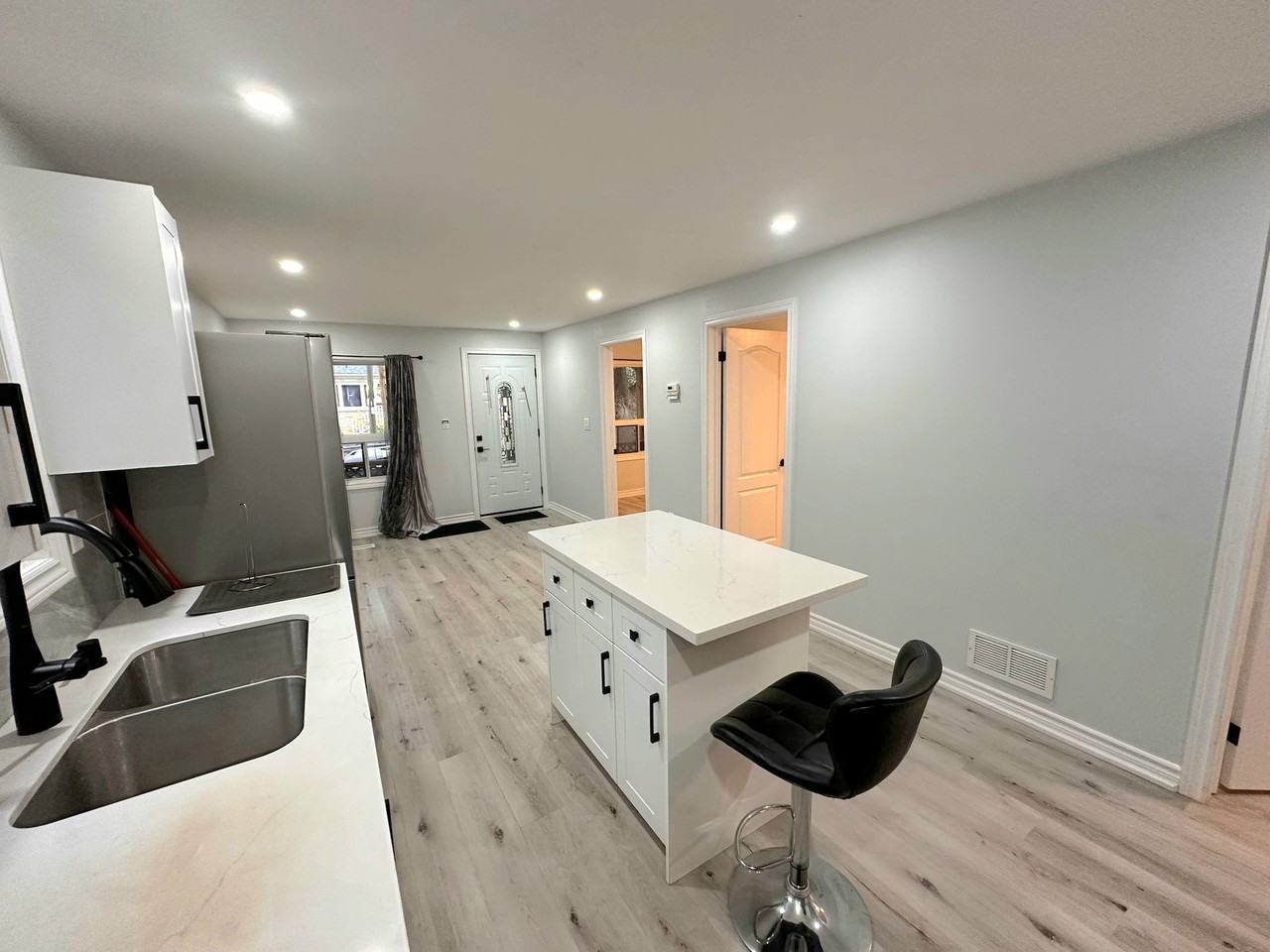 39 Huxley Avenue North - Photo 3 of 18