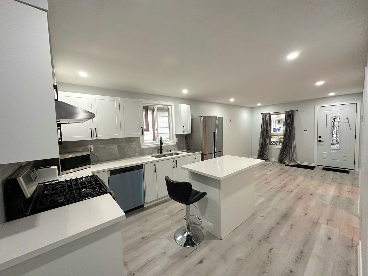 39 Huxley Avenue North - Photo 2 of 18