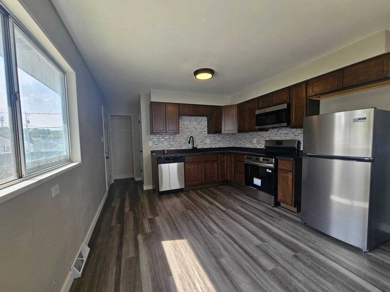 1705 Texas Ave Ne - Photo 2 of 17