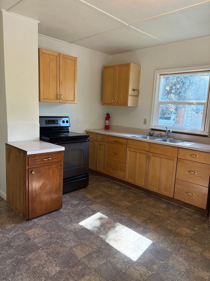1601 S Johnson St - Photo 4 of 13