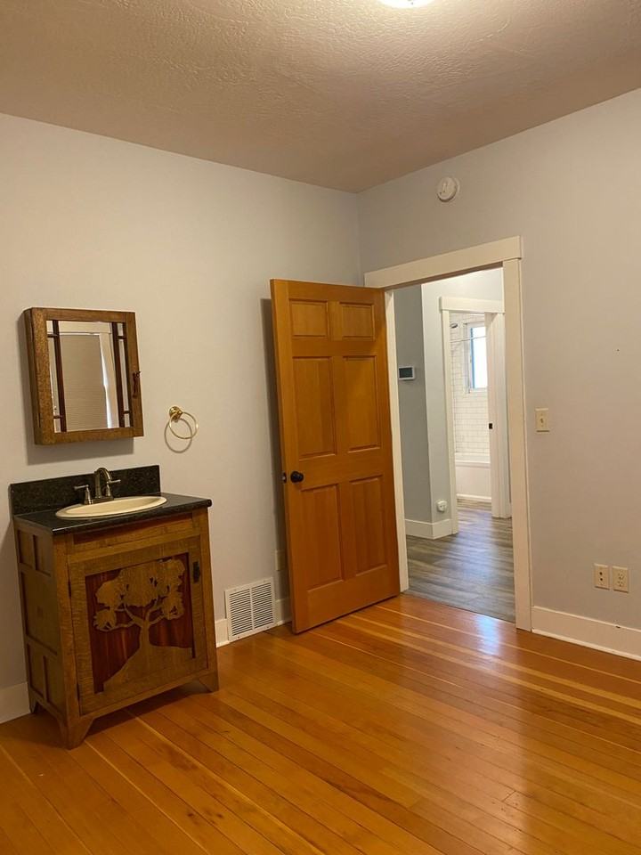 534 S 1st St W - Photo 4 of 12