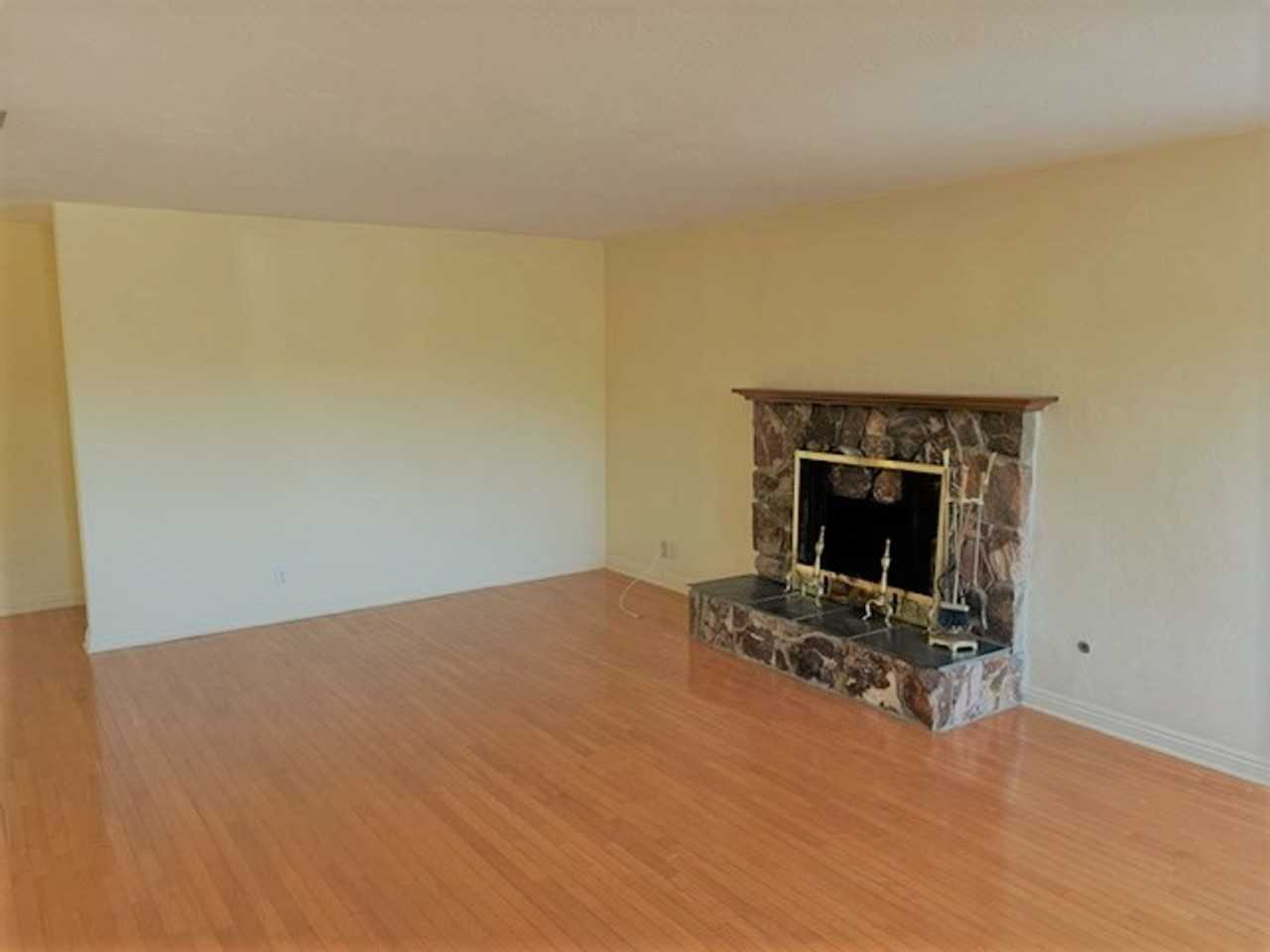 12325 Linroe Dr - Photo 3 of 13