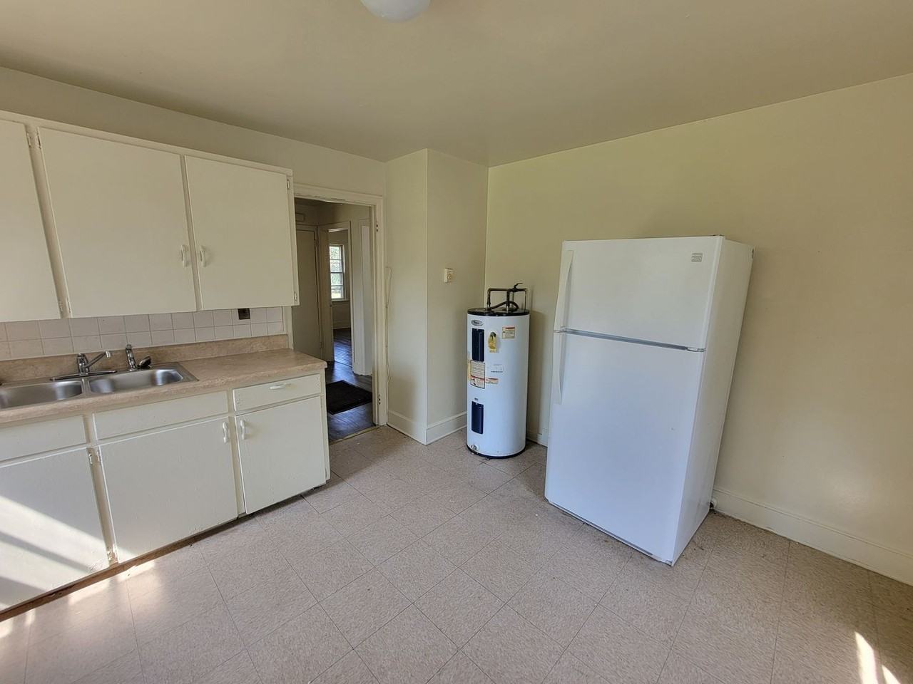 4006 Wooddale Ln - Photo 4 of 6