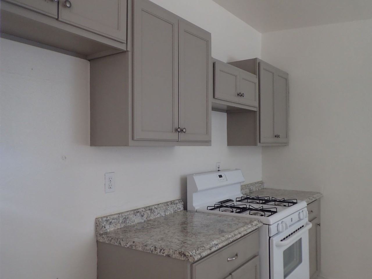 229 Kasmir St - Photo 4 of 9