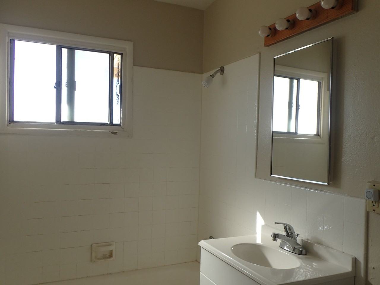 229 Kasmir St - Photo 7 of 9