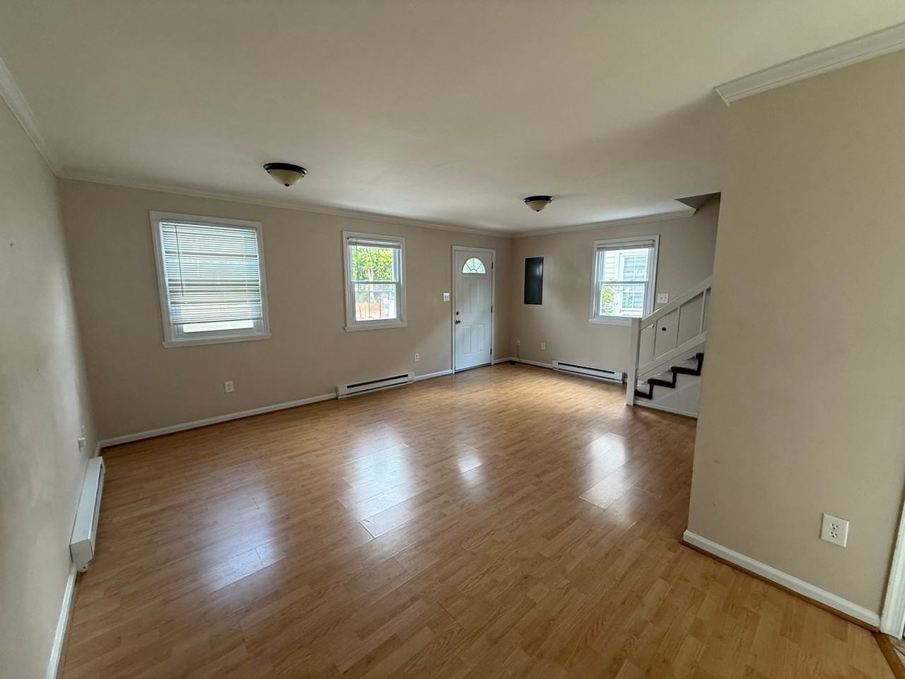 325 Liberty St - Photo 4 of 17
