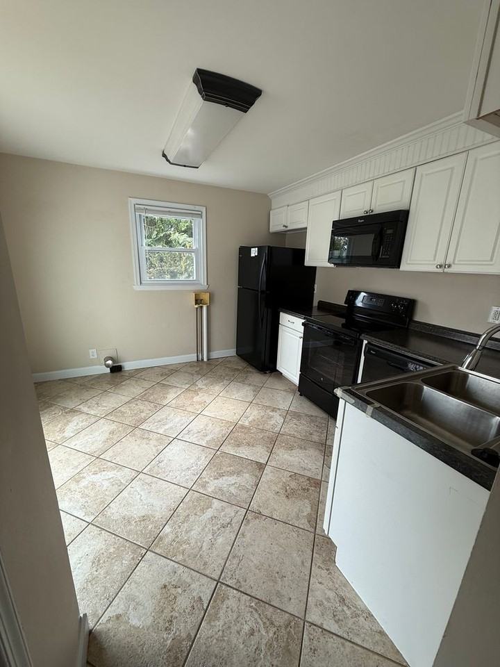 325 Liberty St - Photo 5 of 17