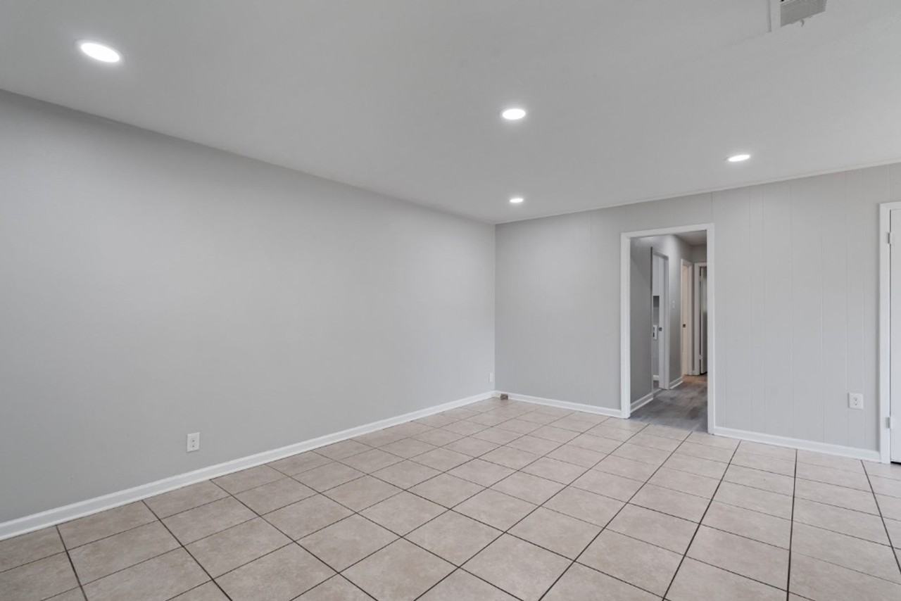 1407 Avebury Circle #B - Photo 2 of 20