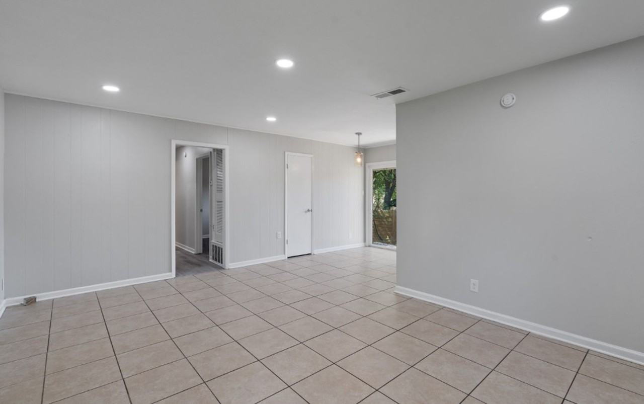 1407 Avebury Circle #B - Photo 4 of 20