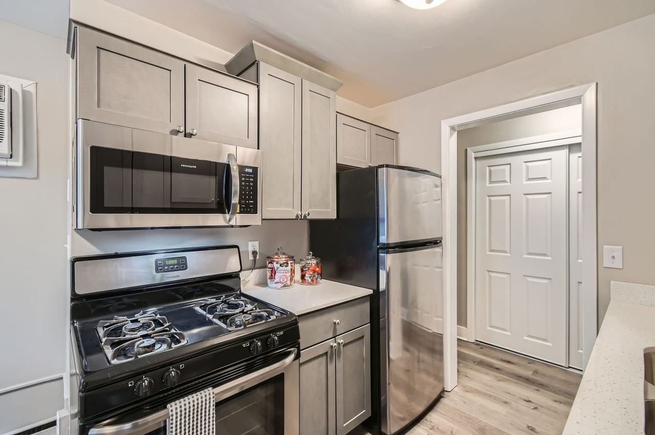 The Avenue 401 - Photo 6 of 13