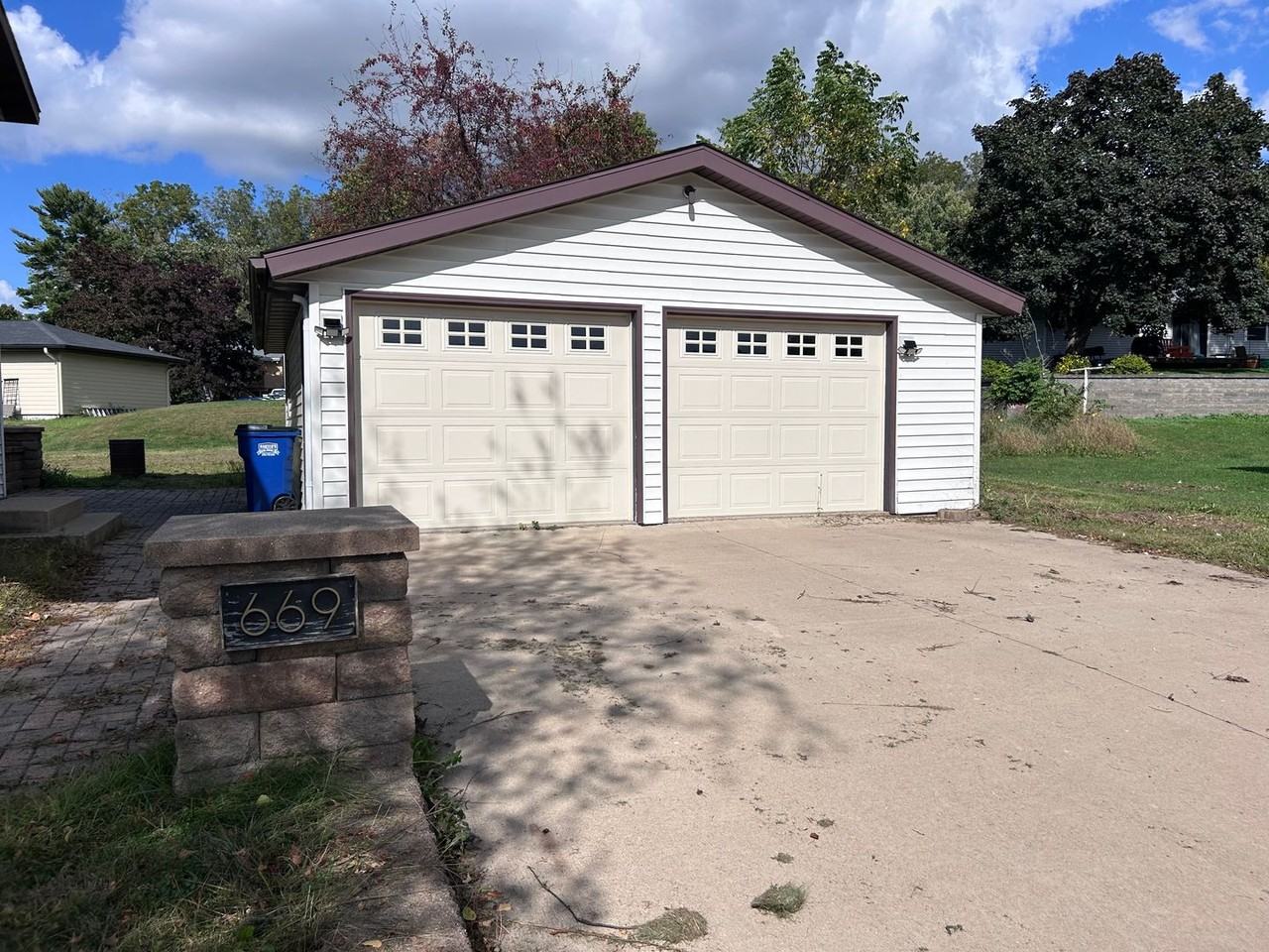 669 E 14th St - Photo 2 of 24