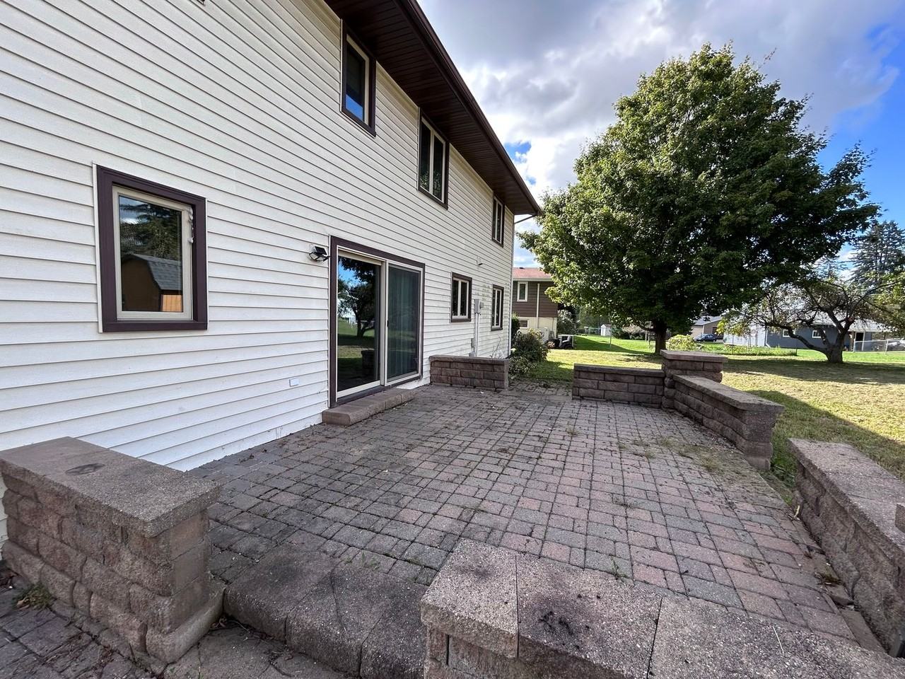 669 E 14th St - Photo 3 of 24