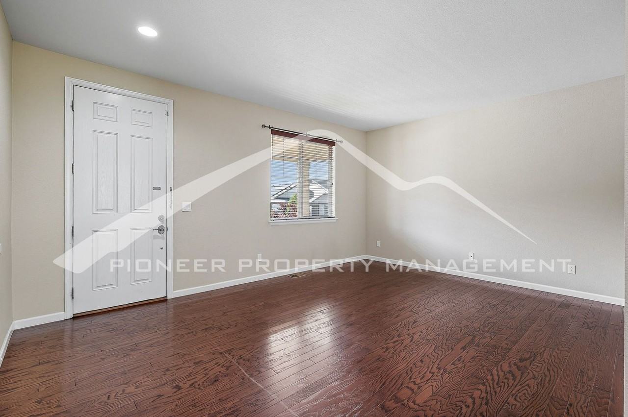 22841 E Union Cir - Photo 3 of 33