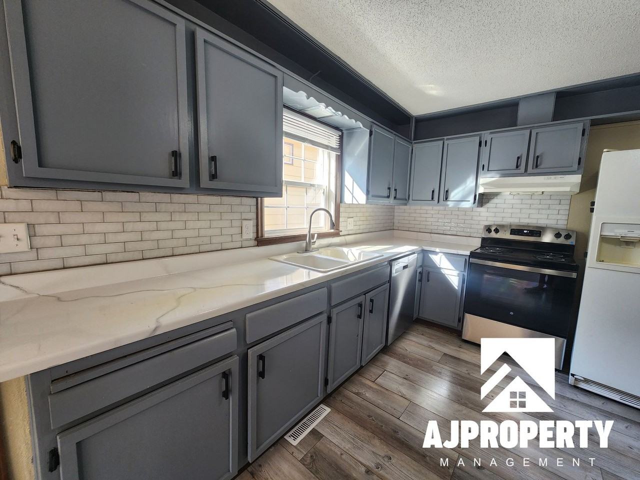 1013 South Sherman Avenue - Photo 3 of 19