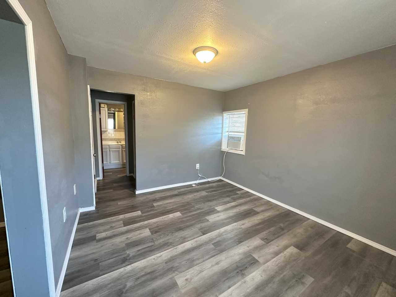 215 Se 38th St #C - Photo 2 of 7