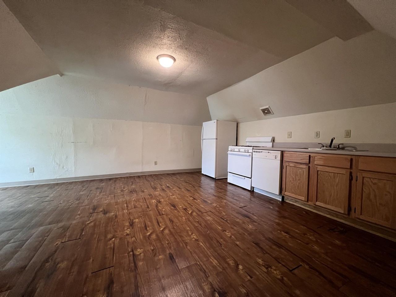 445 Baird St #14714257 - Photo 7 of 13