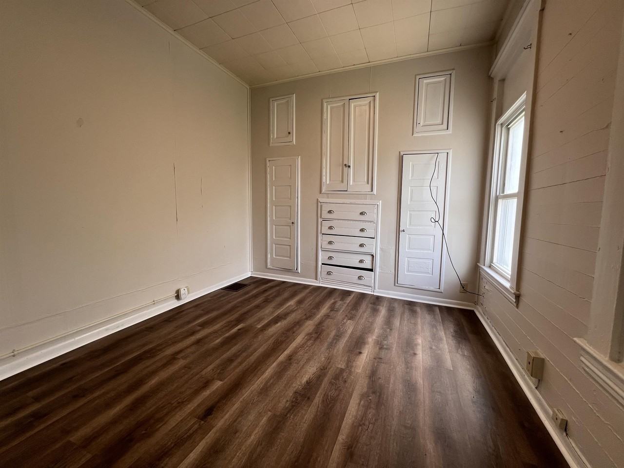 445 Baird St #14714260 - Photo 4 of 12