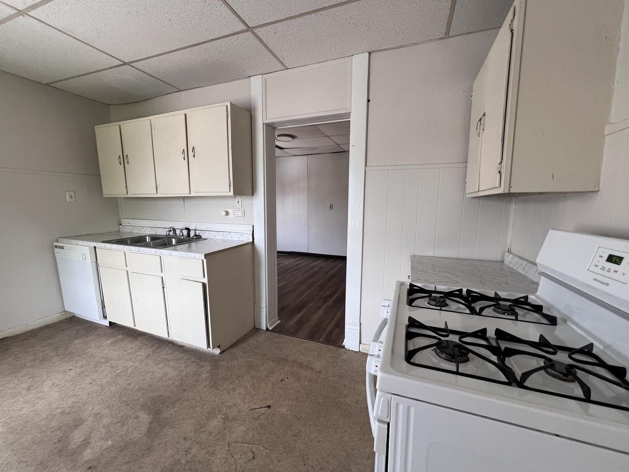 445 Baird St #14714260 - Photo 4 of 12