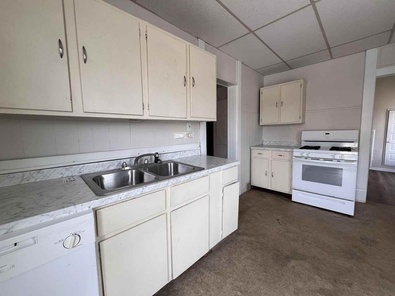 445 Baird St #14714260 - Photo 5 of 12