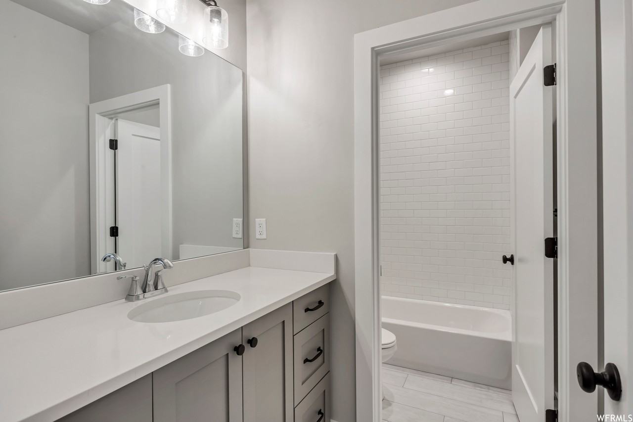 262 Queensland Ct - Photo 3 of 13