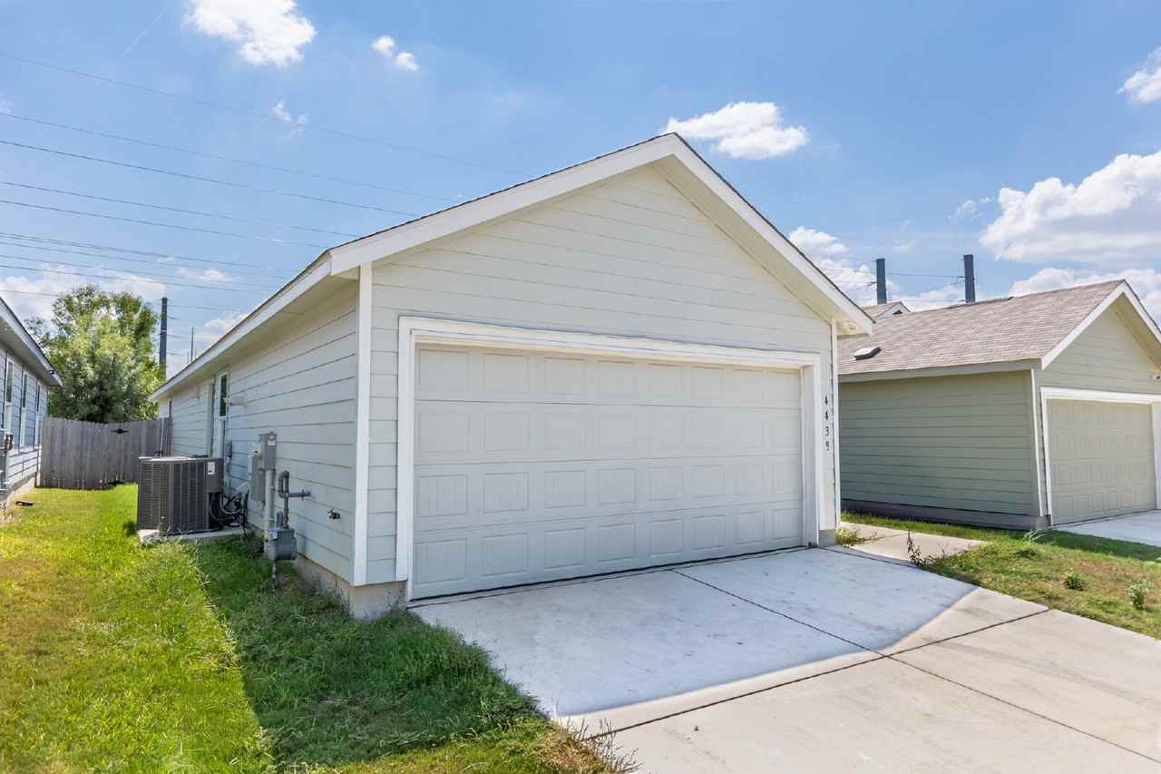 4439 Zoe Pass - Photo 3 of 33