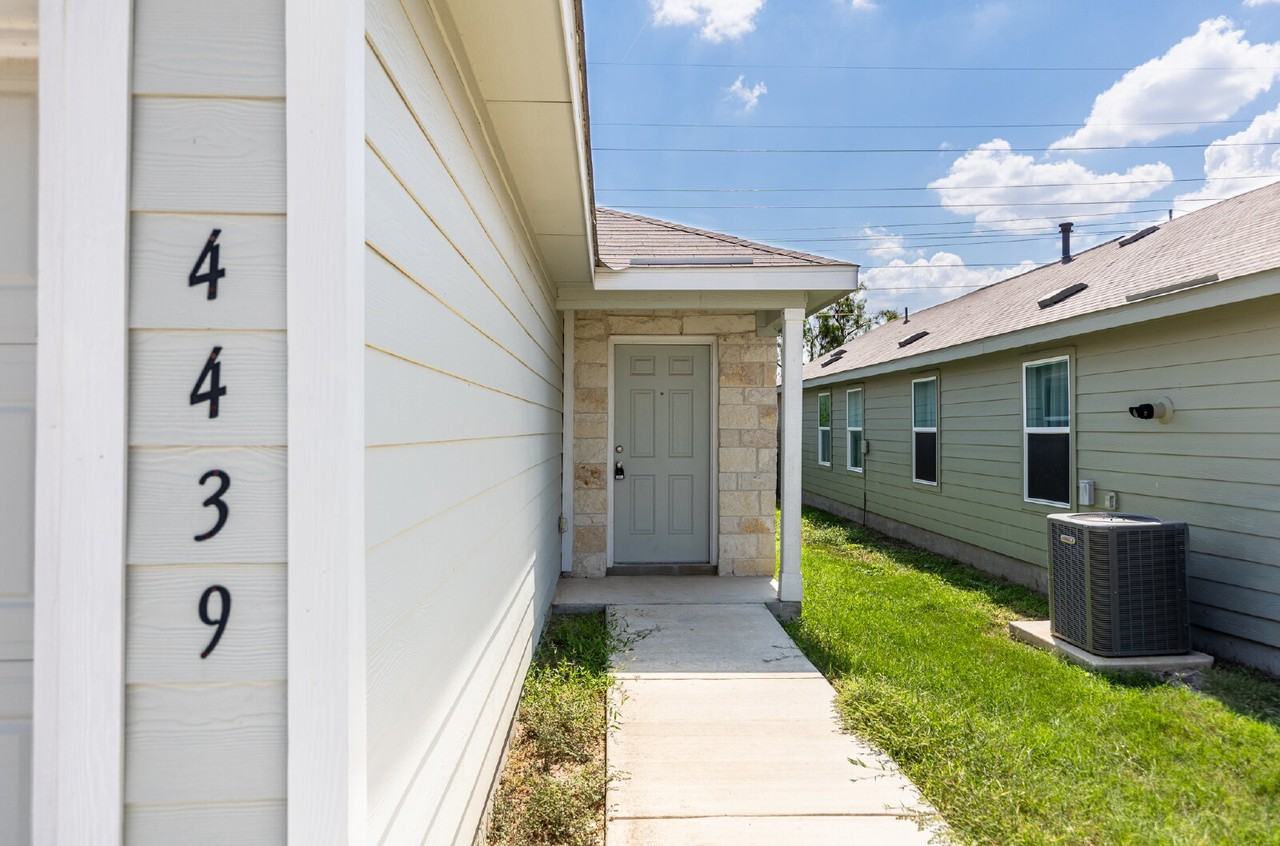 4439 Zoe Pass - Photo 4 of 33